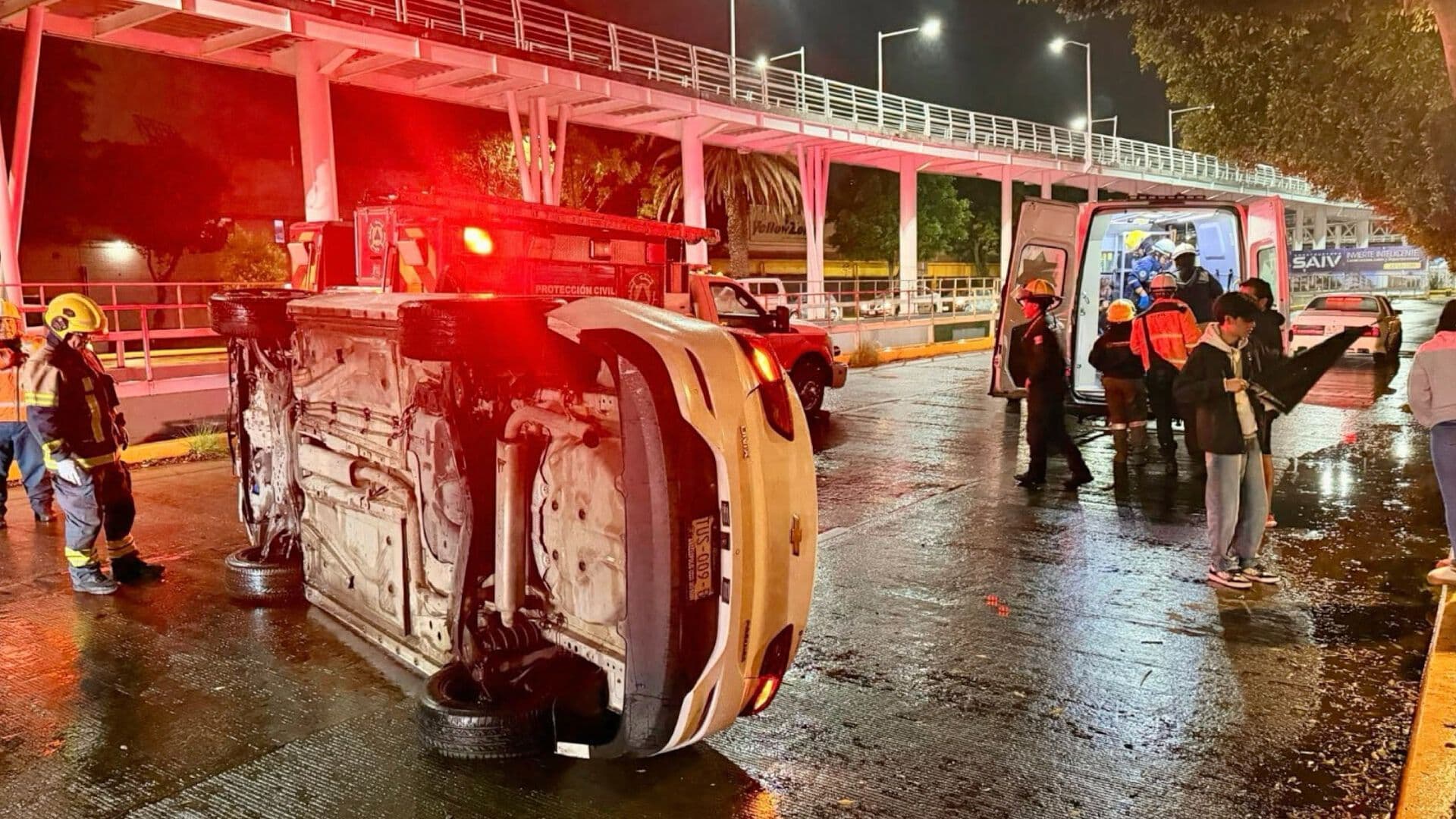 Volcadura Automóvil Blanco Bulevar Hermanos Serdán Puebla