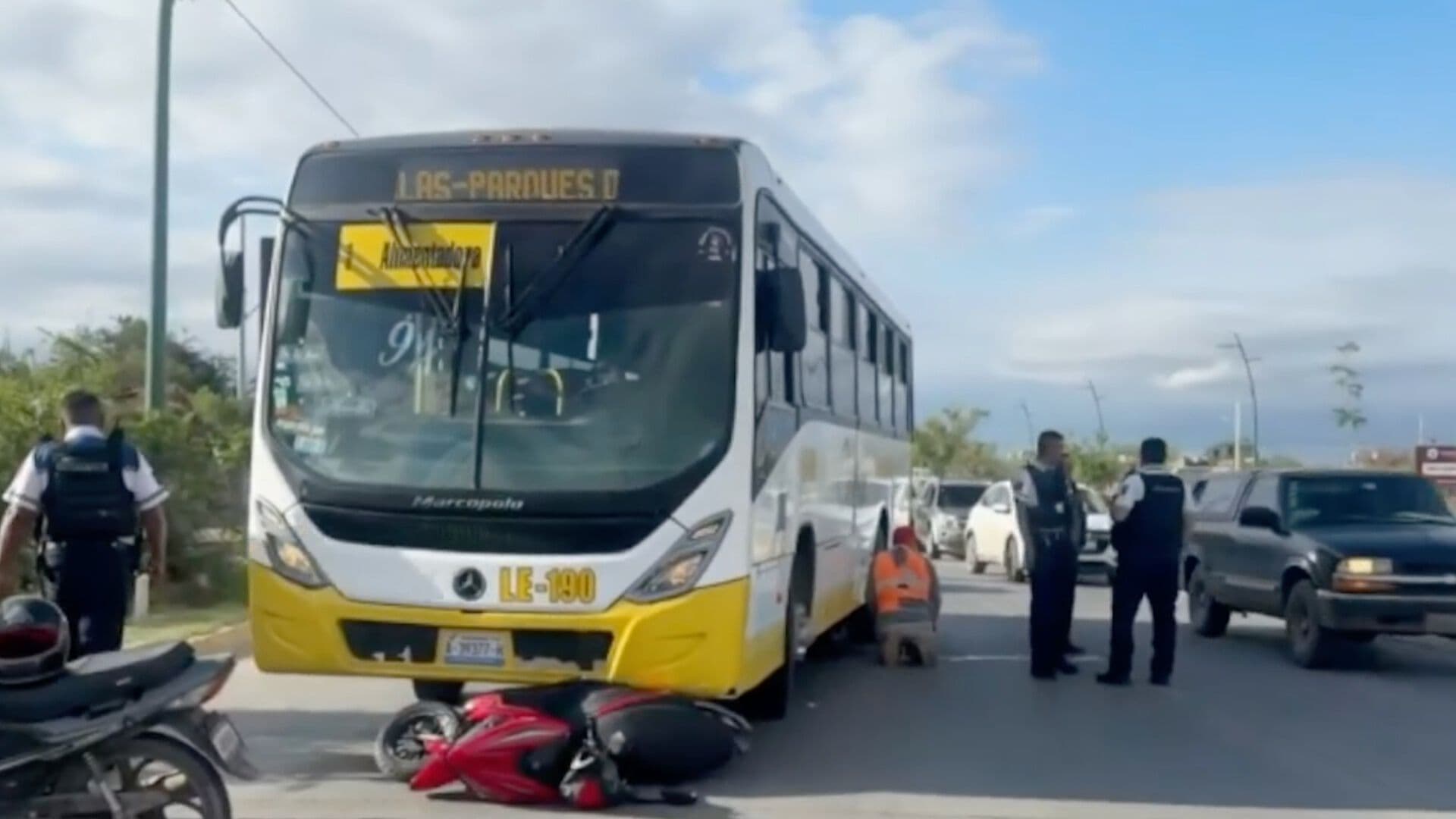 Conductora de Motocicleta es Atropellada por Camión Urbano y Sobrevive en León, Guanajuato
