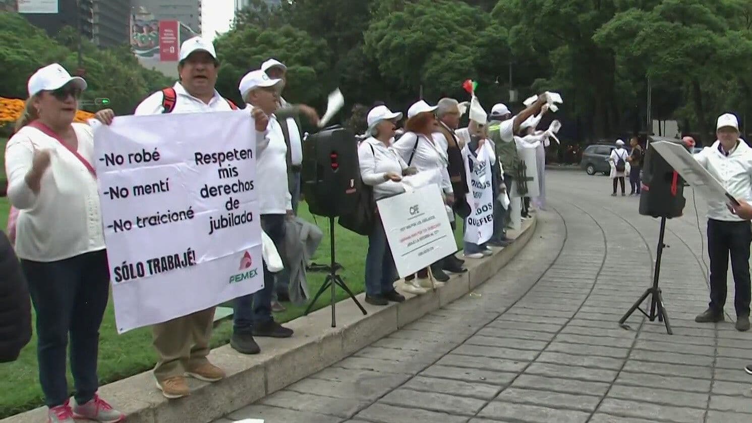 Jubilados Bloquean Ambos Sentidos de Paseo de la Reforma; Exigen Frenar Reducción de Pensiones