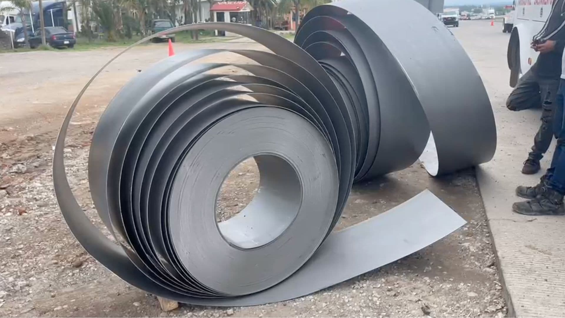 Rollos de Lámina Caen de Tráiler y Golpean Automóvil en la México-Querétaro