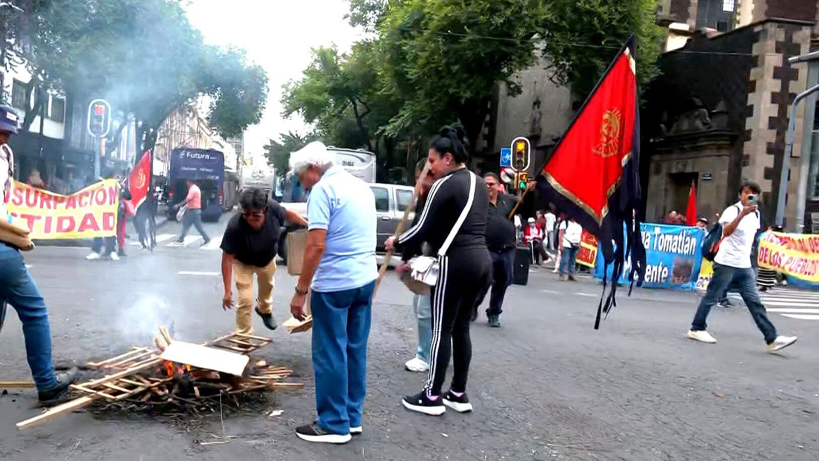 Comerciantes Bloquean Izazaga y 20 de Noviembre; Exigen Frenar el Huachicol de Agua
