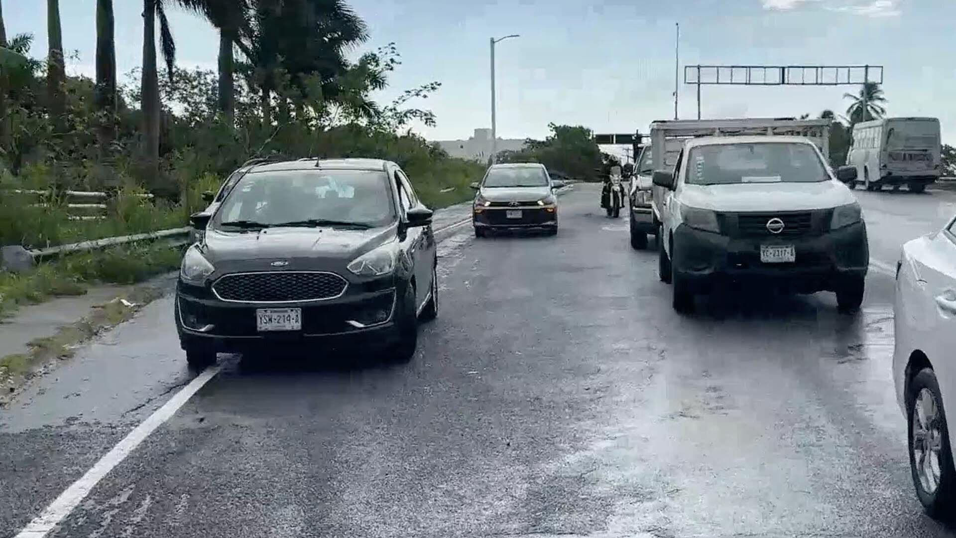 Vehículos Quedan Varados por Inundación en Carretera a Playa de Vacas