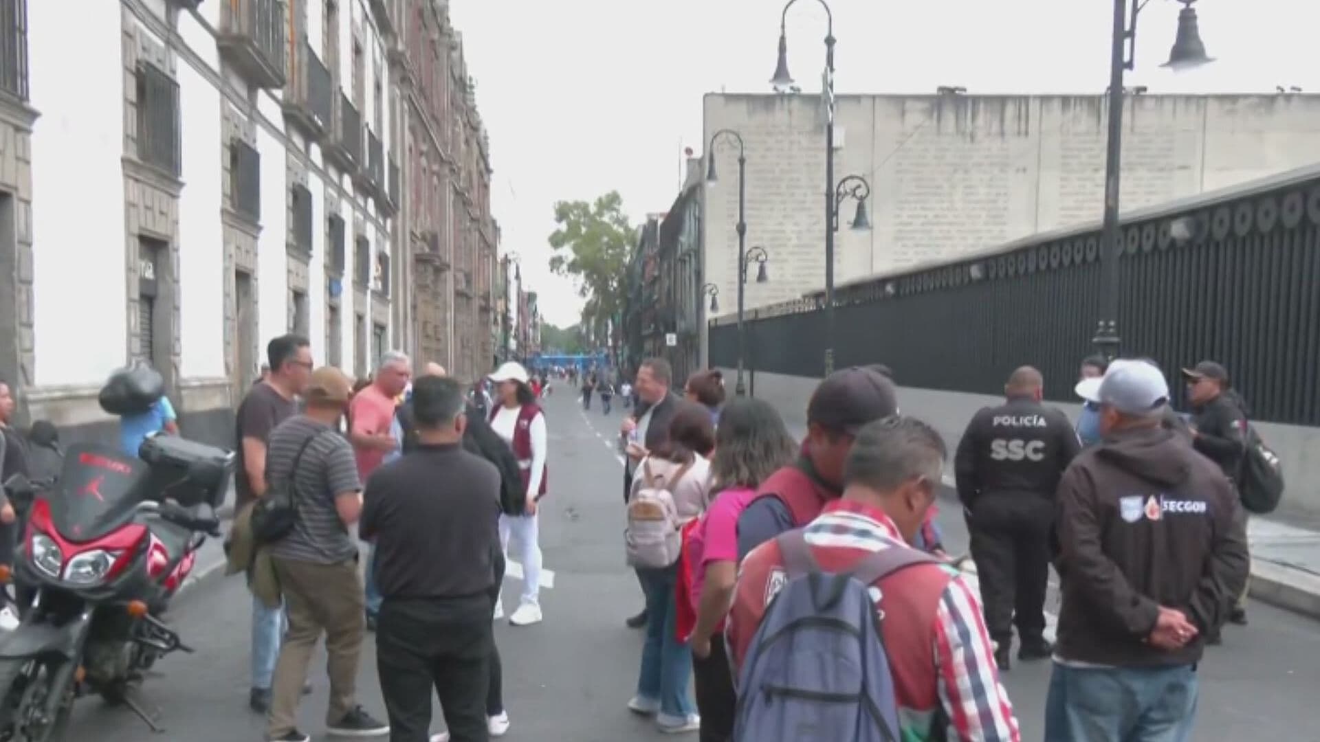 Comerciantes Retiran Vallas en Calles del Centro Histórico en CDMX