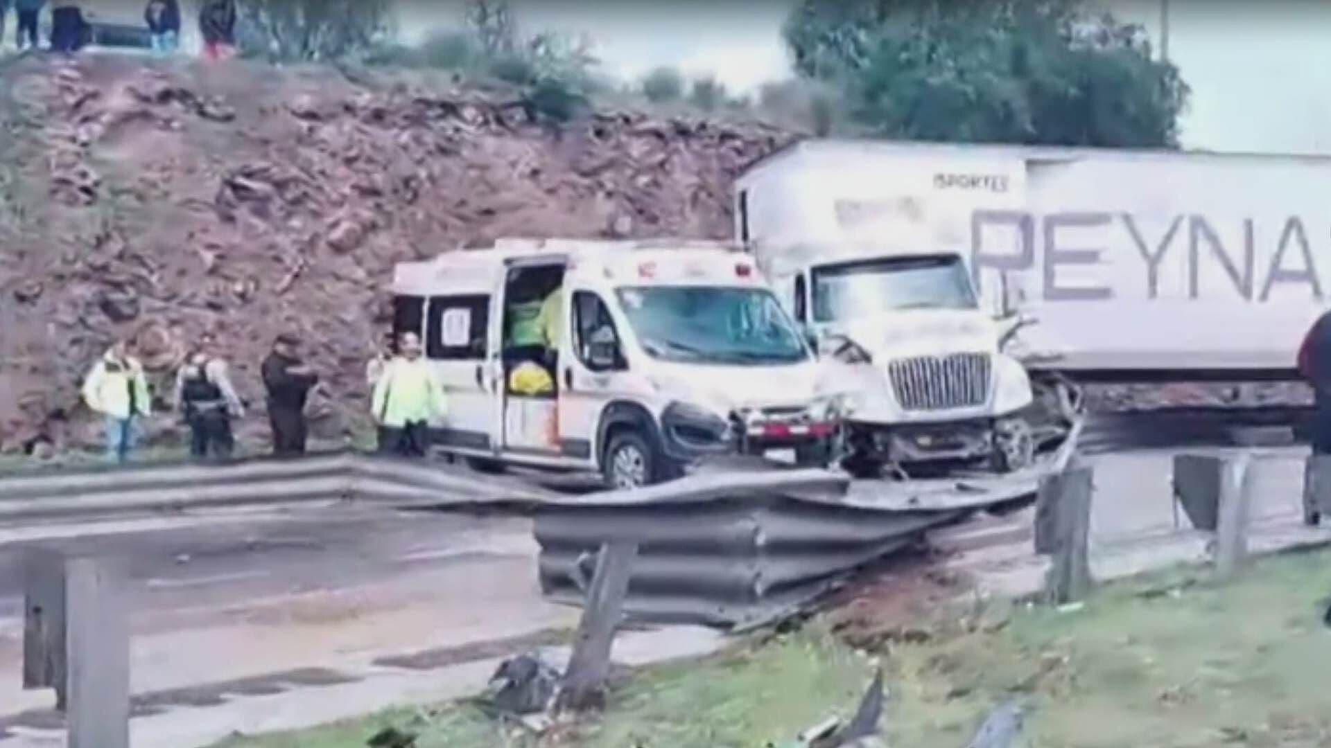 Tractocamión Se Sale del Camino y Provoca Aparatoso Accidente en la México-Querétaro