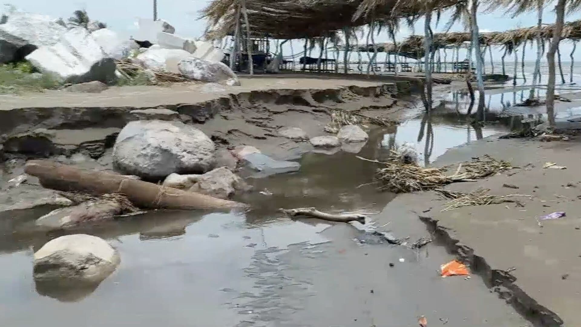 Se Registra Deslave en Zona de Playas de Antón Lizardo por Fuertes Lluvias