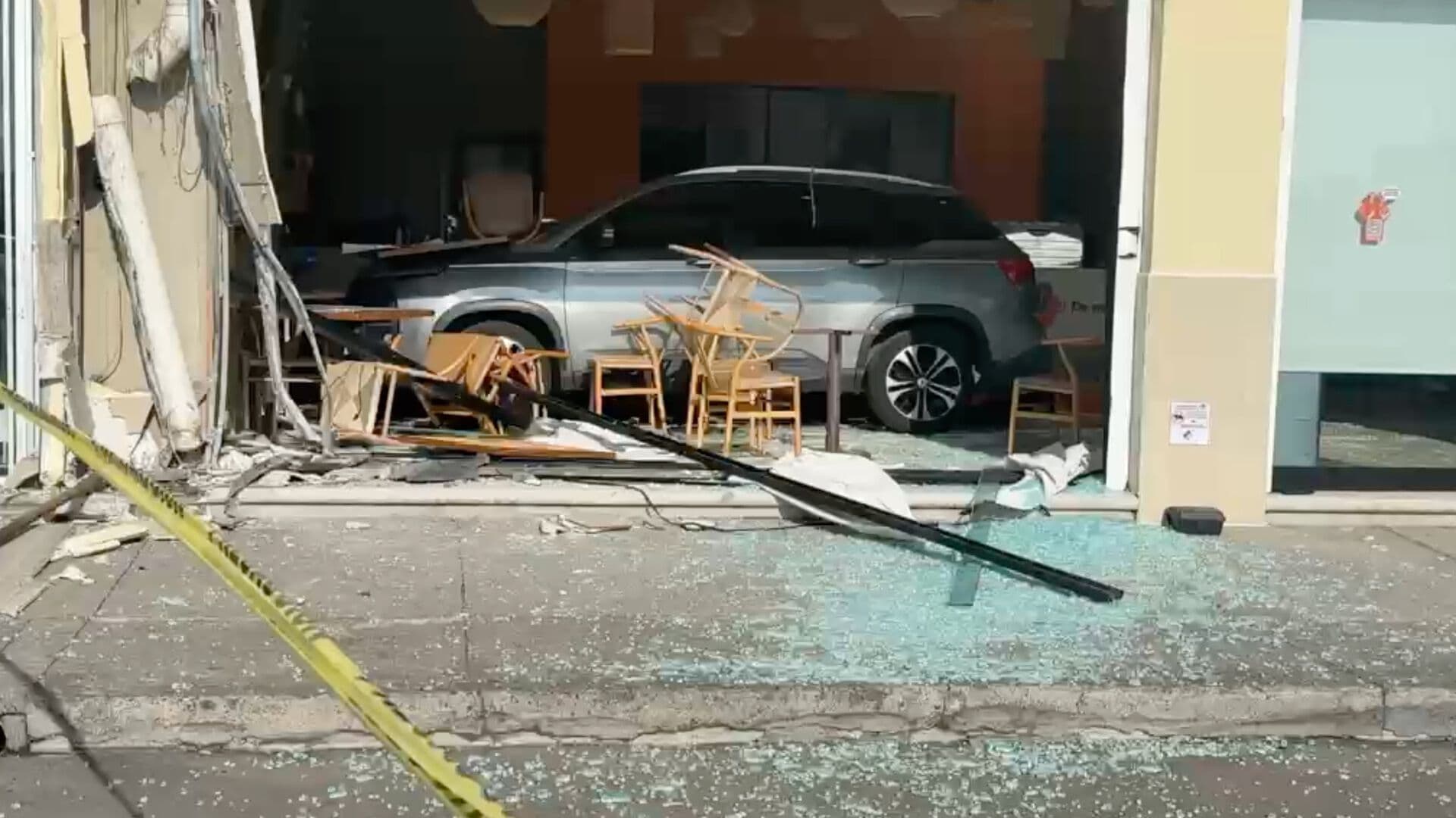 Camioneta Termina Dentro de Cafetería en Zona de Tejería Veracruz