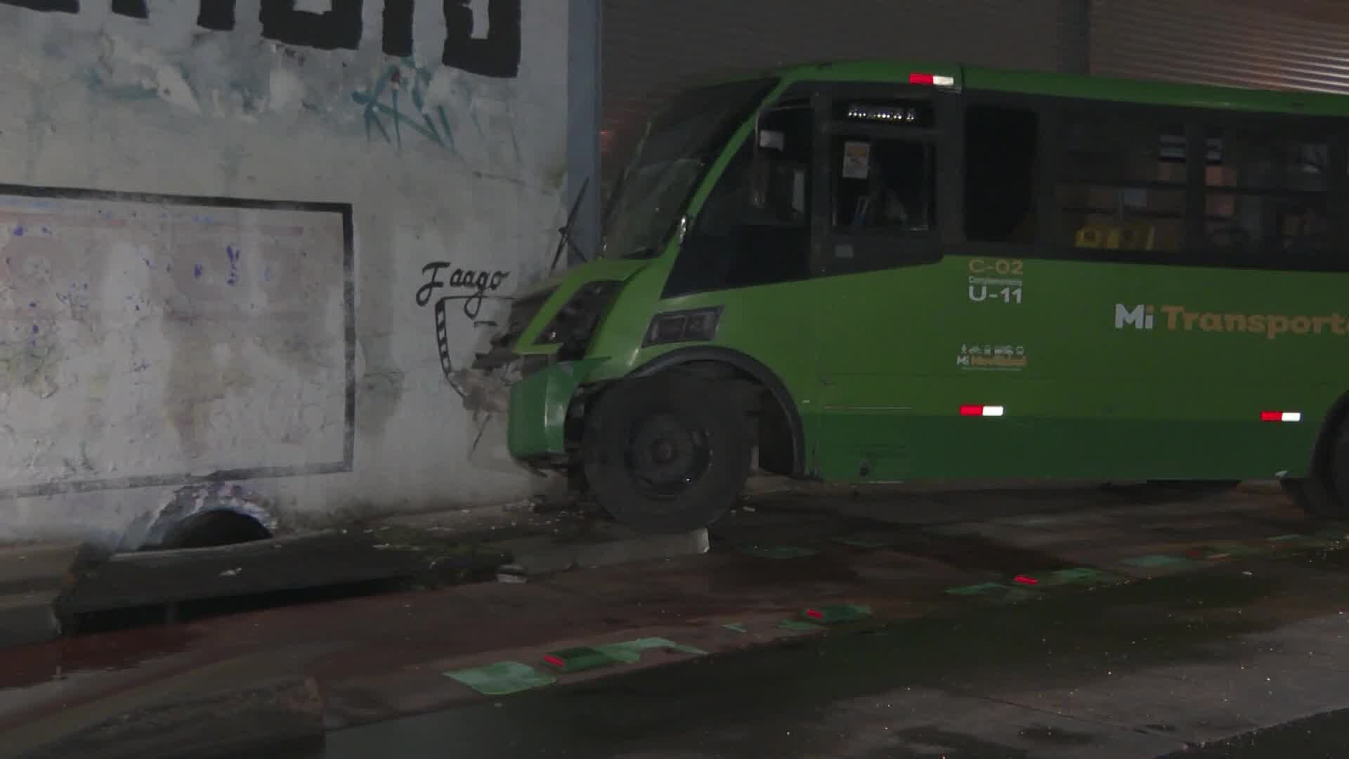 Camión de la Ruta C-02 Choca Contra Bodega en Periférico en Guadalajara