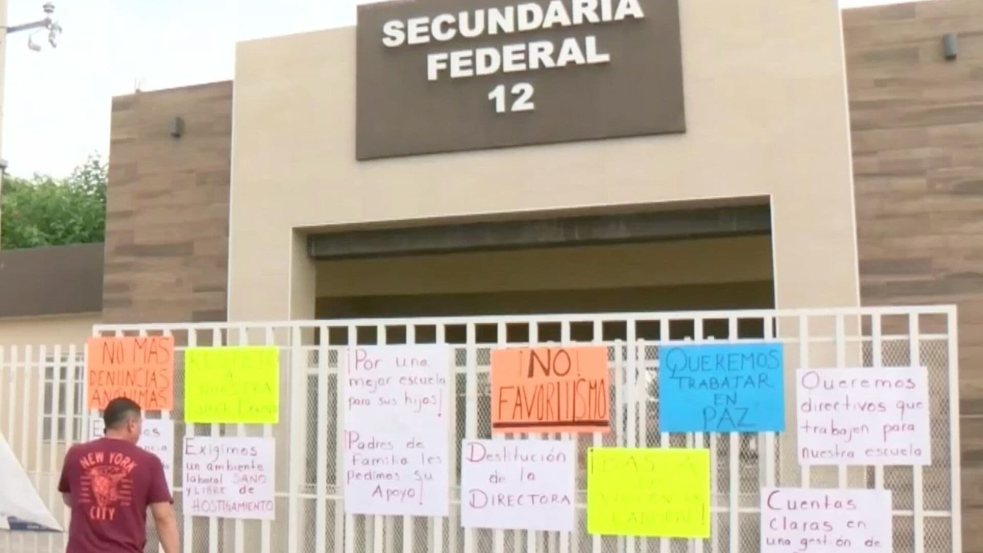 Docentes Toman la Secundaria Federal 12 en Chihuahua por Denuncias de Hostigamiento