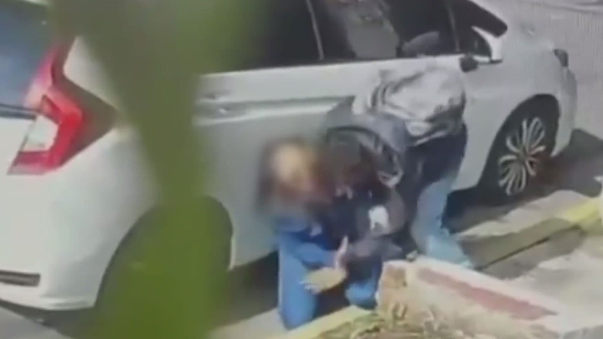 VIDEO: Ladrón Derriba a Mujer que Hablaba por Teléfono para Asaltarla en Guadalajara