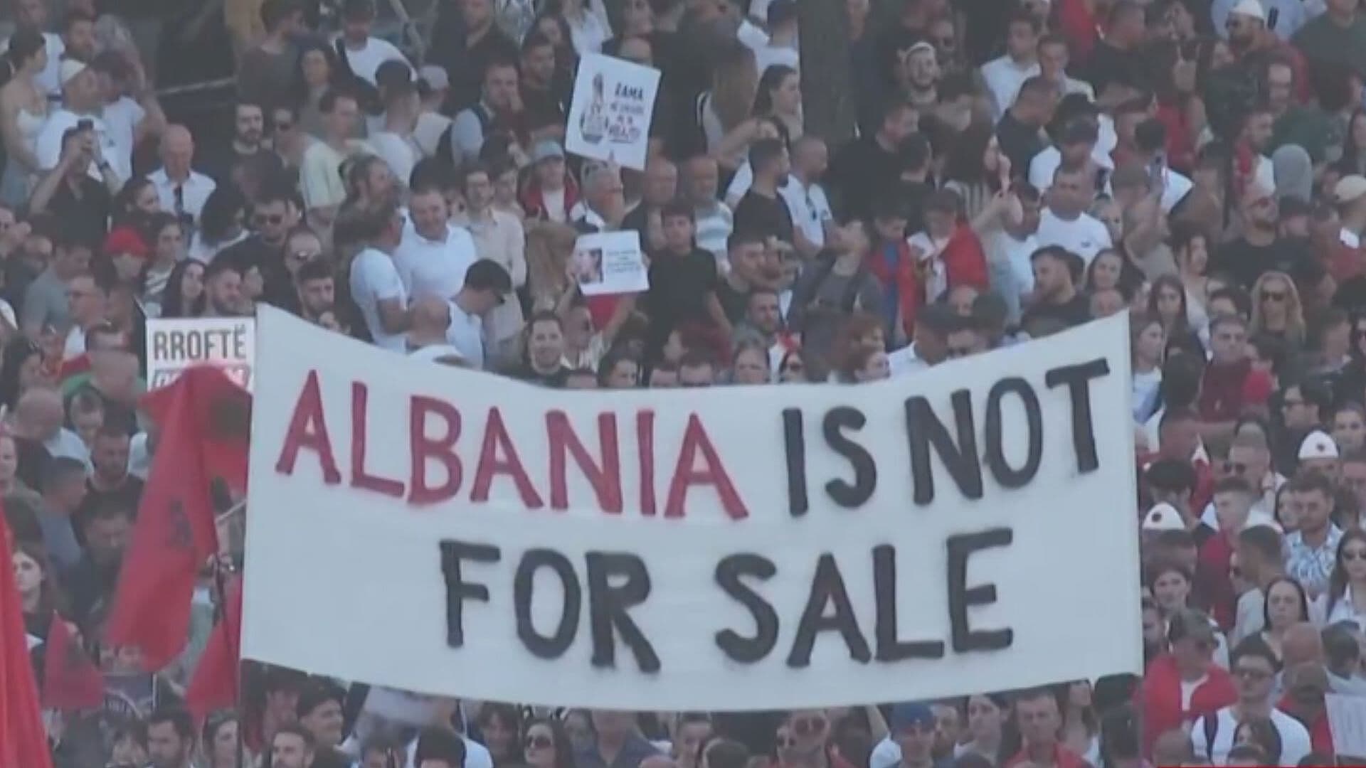 En Albania Miles Protestan contra Resort en Zona Protegida Impulsado por Yerno de Trump
