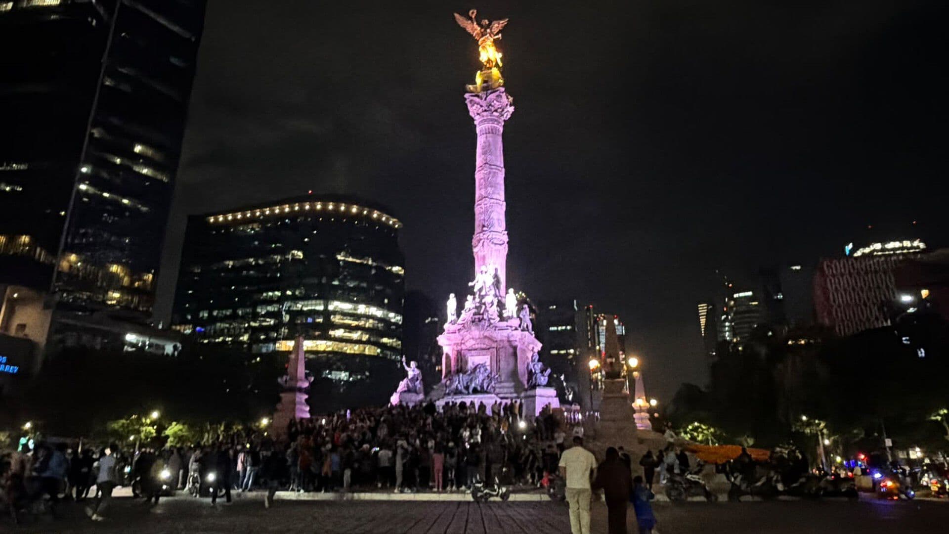 Previo a Inicio del Mundial, Aficionados Celebran en el Ángel y Dan Sus Buenos Deseos al Tri