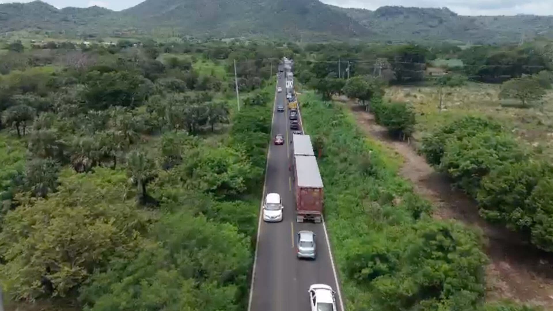 Tráfico Pesado en Carretera Veracruz Poza Rica por Reparación de Deslave