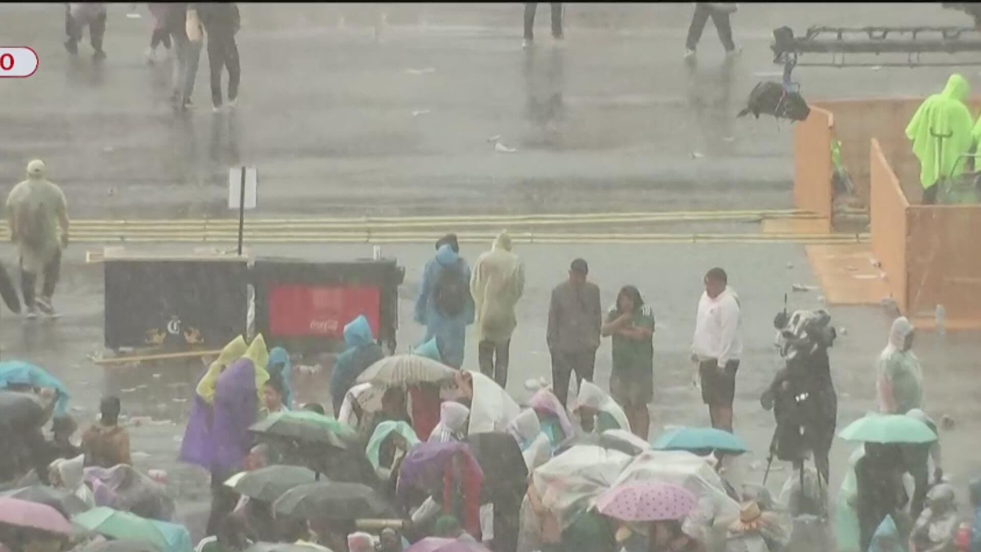 Fuerte Lluvia Sorprende a Aficionados en el Ángel y el Zócalo Durante los Festejos del Tri