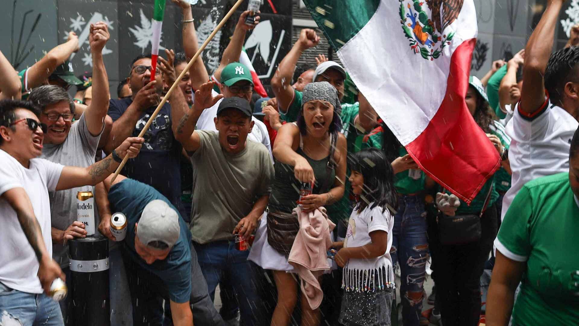 Tapatíos Se Reúnen en La Minerva para Festejar Triunfo de México