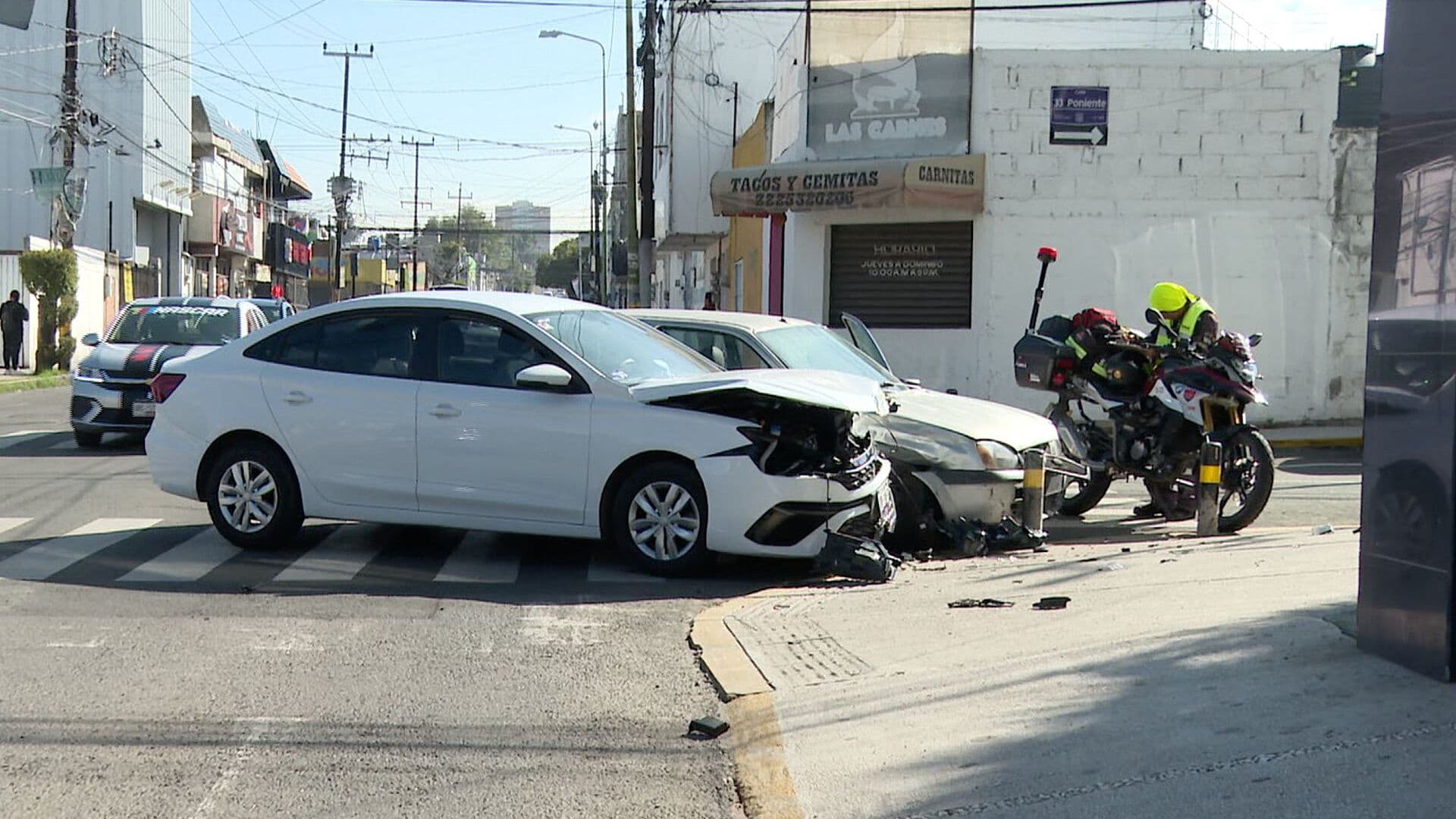 Choque de Dos Automóviles en 25 Sur y 33 Poniente de Colonia Benito Juárez Puebla