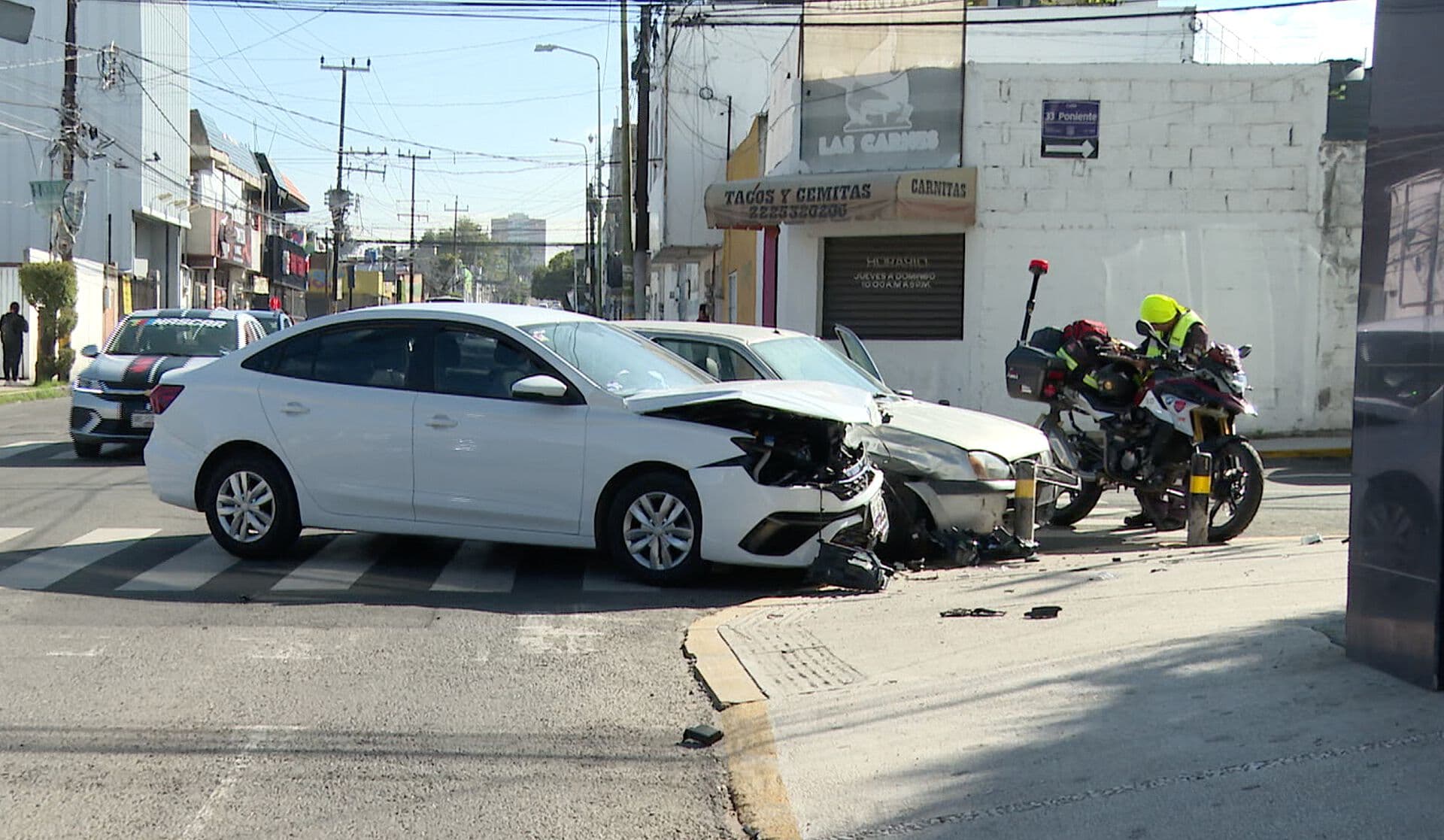 Choque de Dos Automóviles en 25 Sur y 33 Poniente de Colonia Benito Juárez Puebla