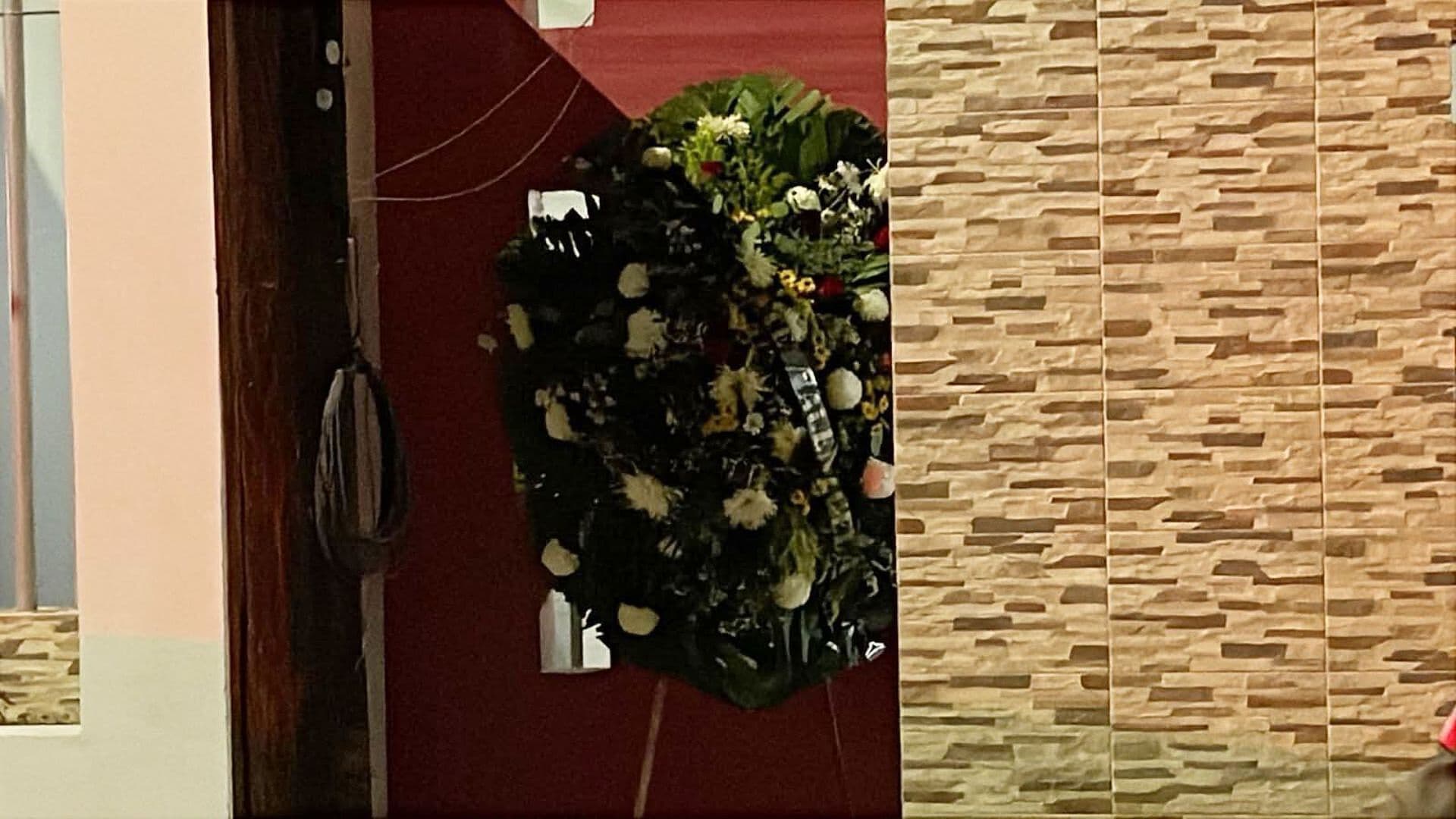 Abandonan Corona Funebre en Casa de Diputada del PRI en Culiacán