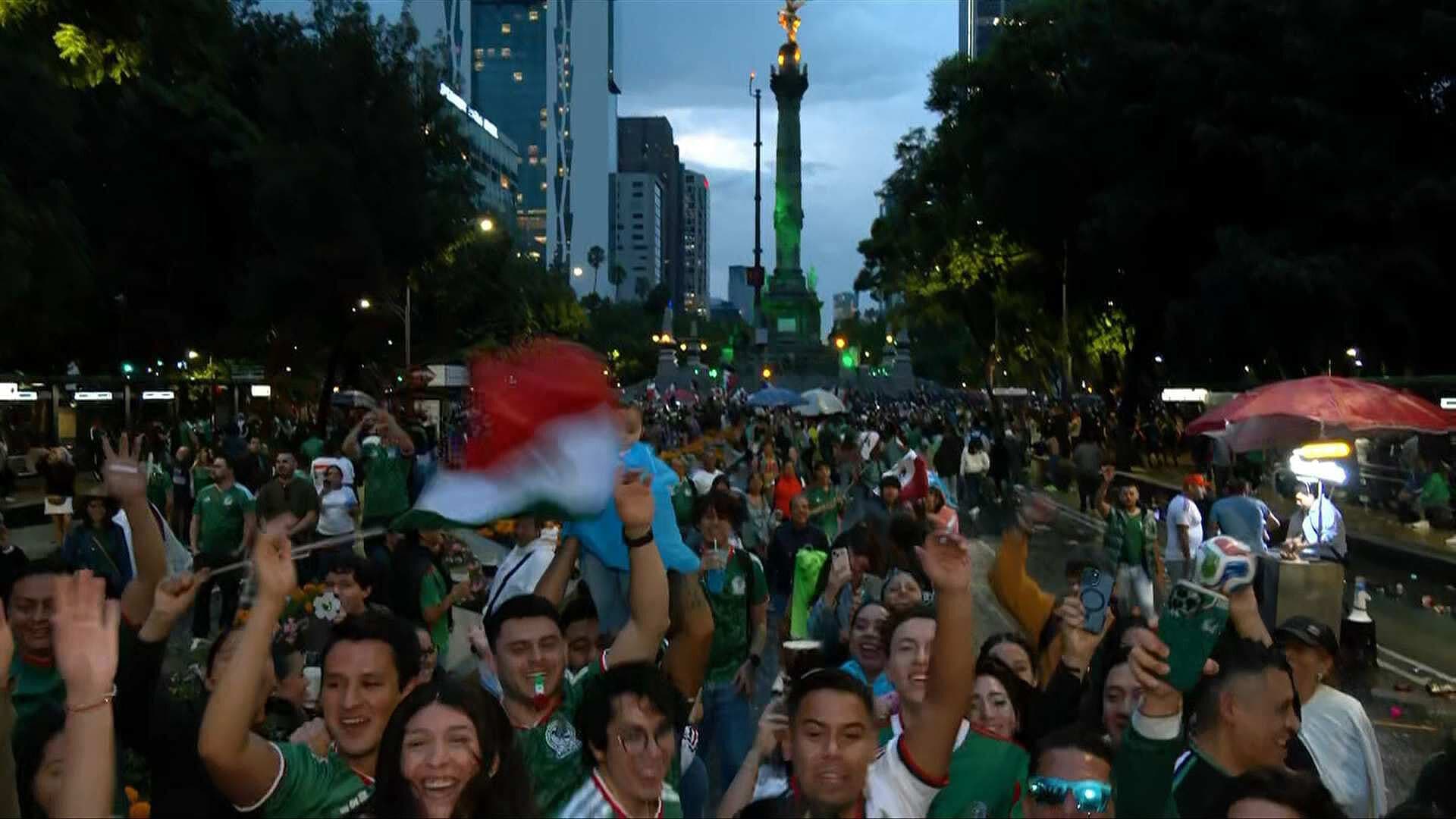Cae la Noche en El Ángel pero el Festejo por la Selección Mexicana No Se Detiene