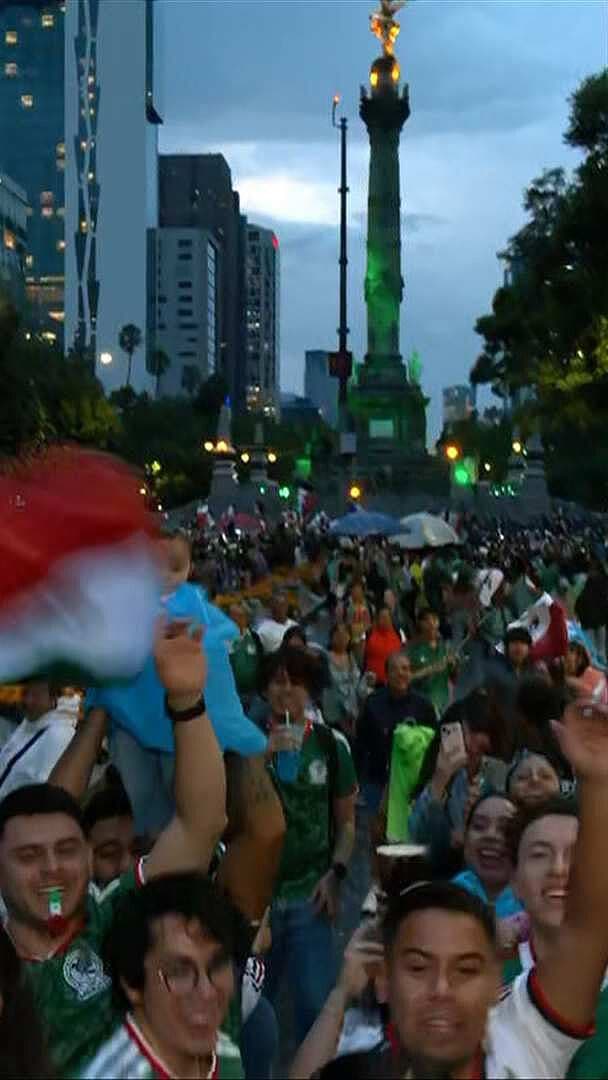 Cae la Noche en El Ángel pero el Festejo por la Selección Mexicana No Se Detiene