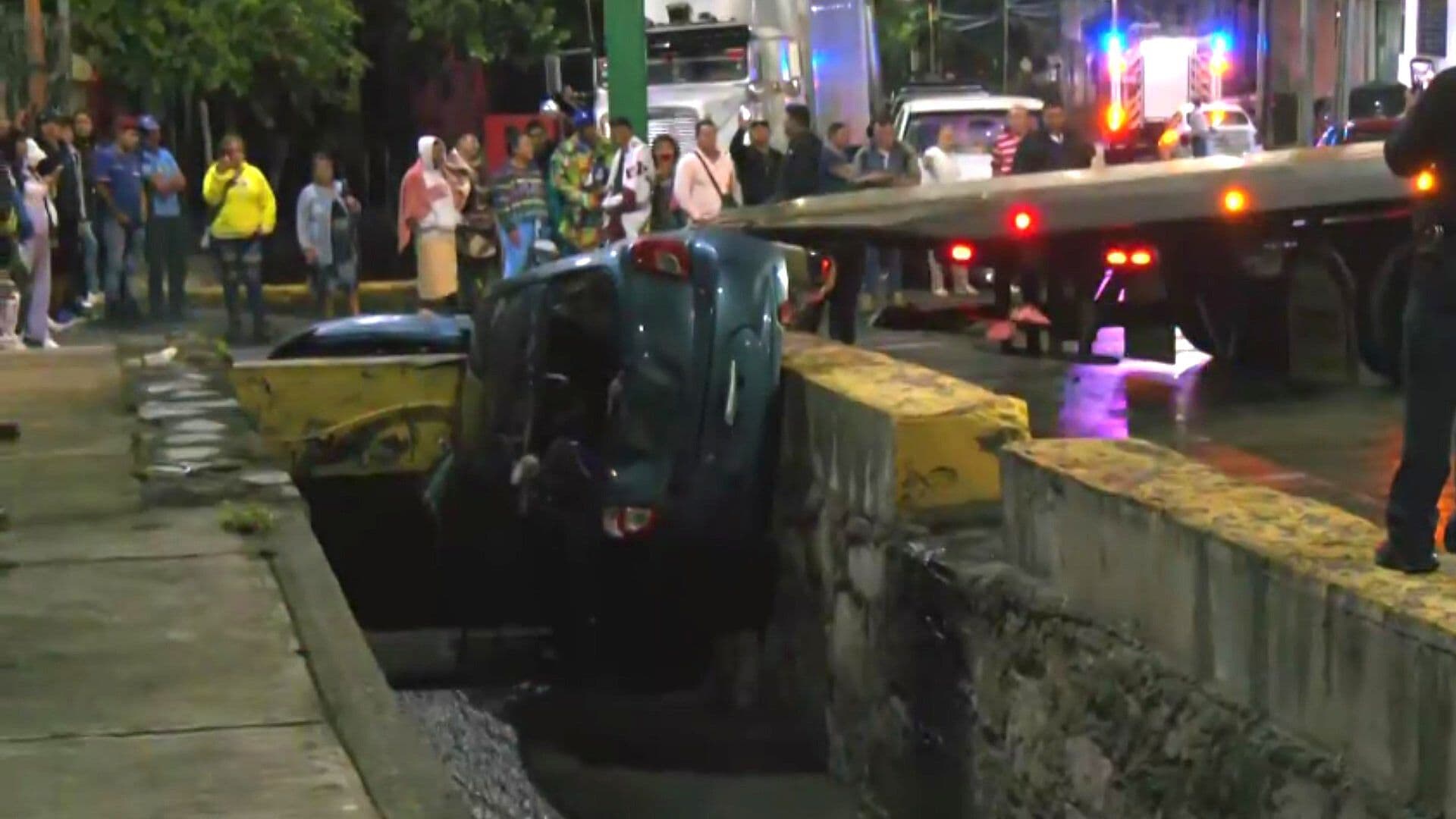 Video: Auto es Arrastrado por Corriente de Agua y Cae a Canal en Tlalnepantla