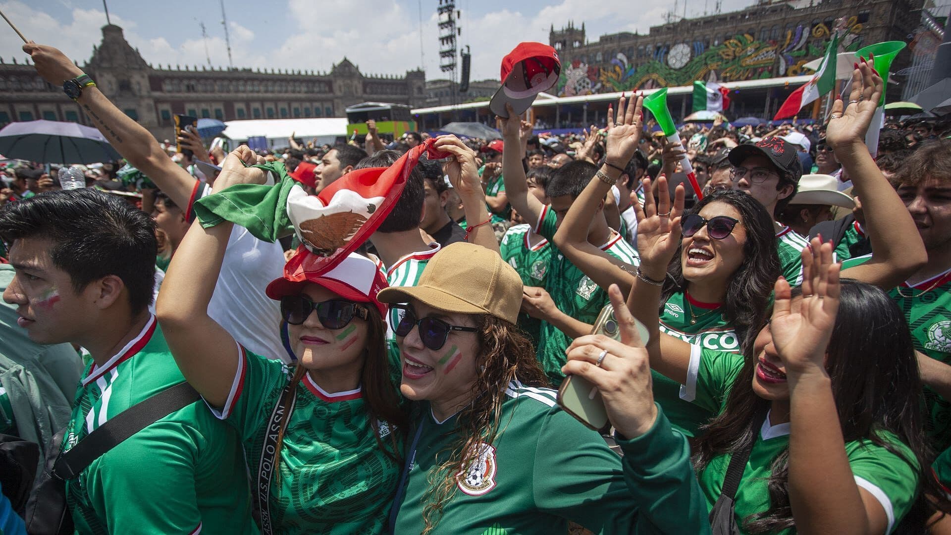 Miles de Mexicanos Abarrotan Fan Fest en Zócalo de CDMX: "Es Un Orgullo"
