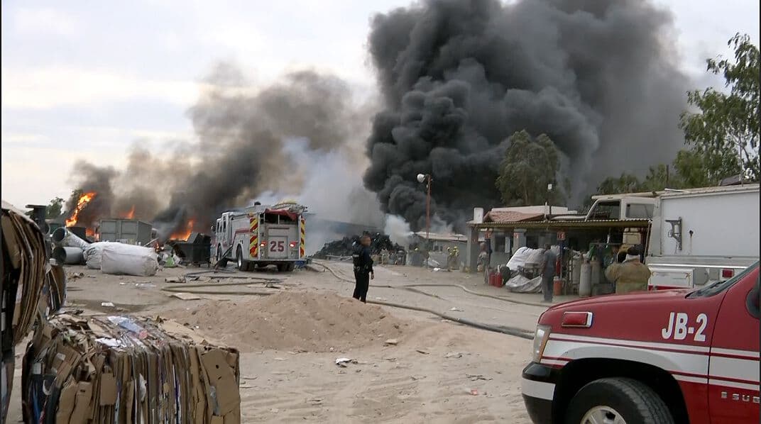 Evacúan Decenas de Menores de Guardería por Incendio en Recicladora de Mexicali