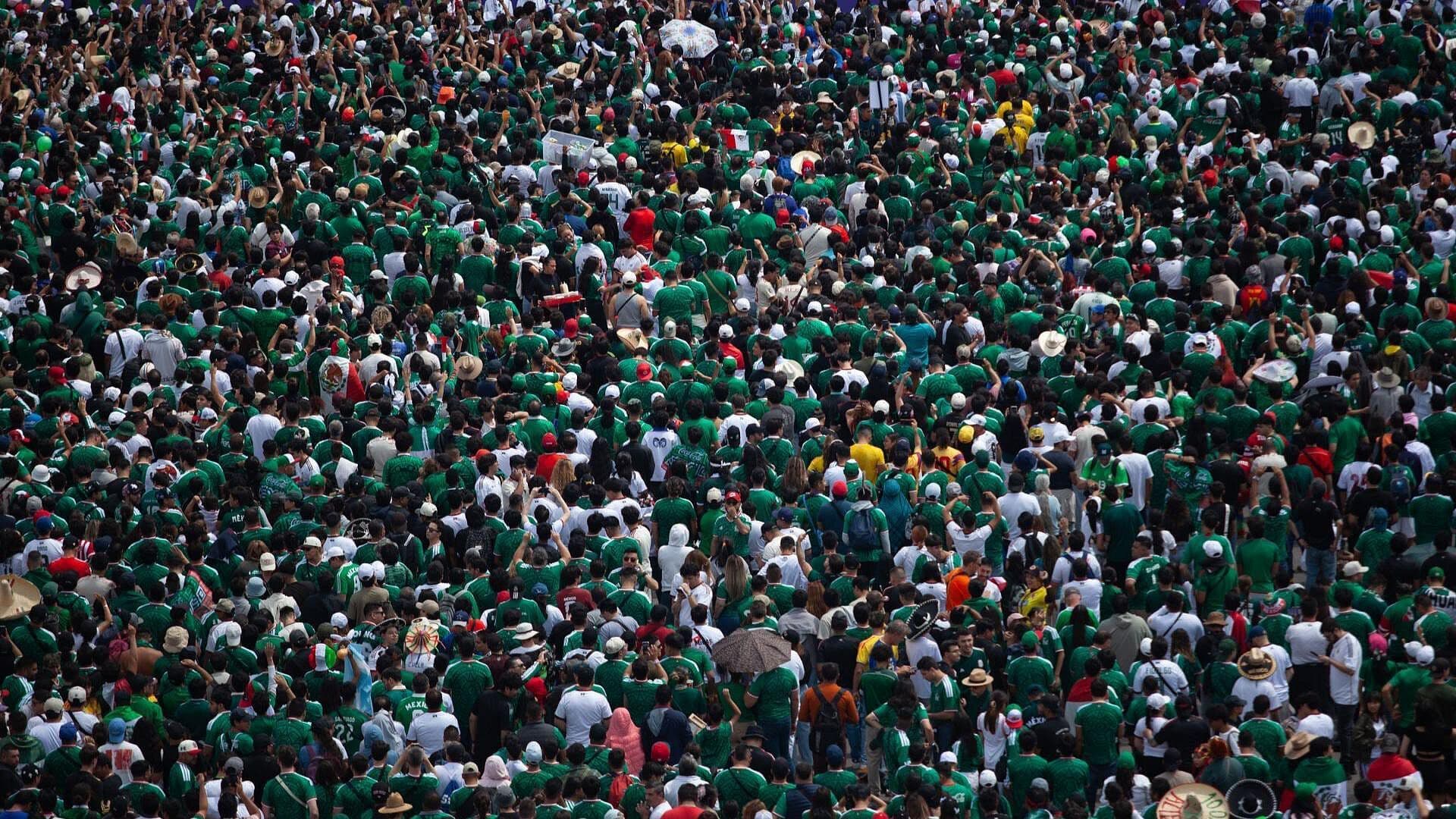 "Somos Una Nación Feliz": Aficionados Tienen Día de Fiesta Tras Victoria Histórica del Tri