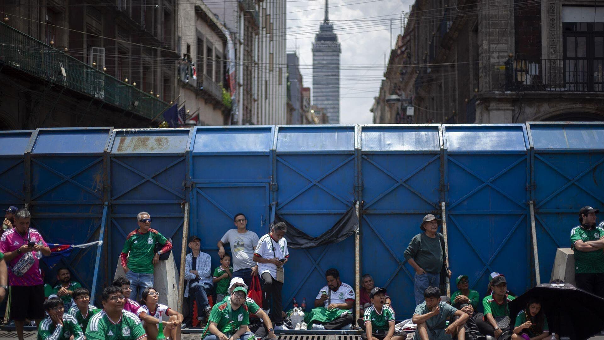 Aficionados Llegan de Madrugada y Cruzan Plantón para Vivir el Fan Fest en el Zócalo