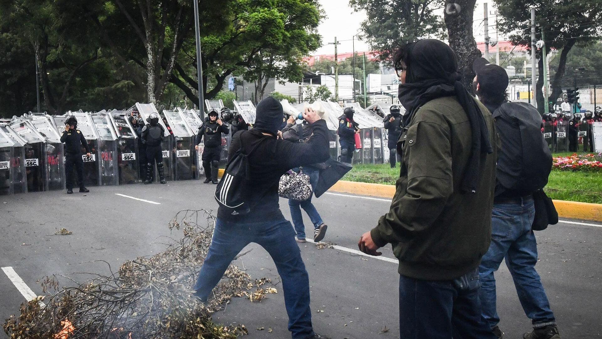 Bloque Negro Pro-Palestina Se Enfrenta con la Policía de la CDMX Cerca del Estadio Sede CDMX
