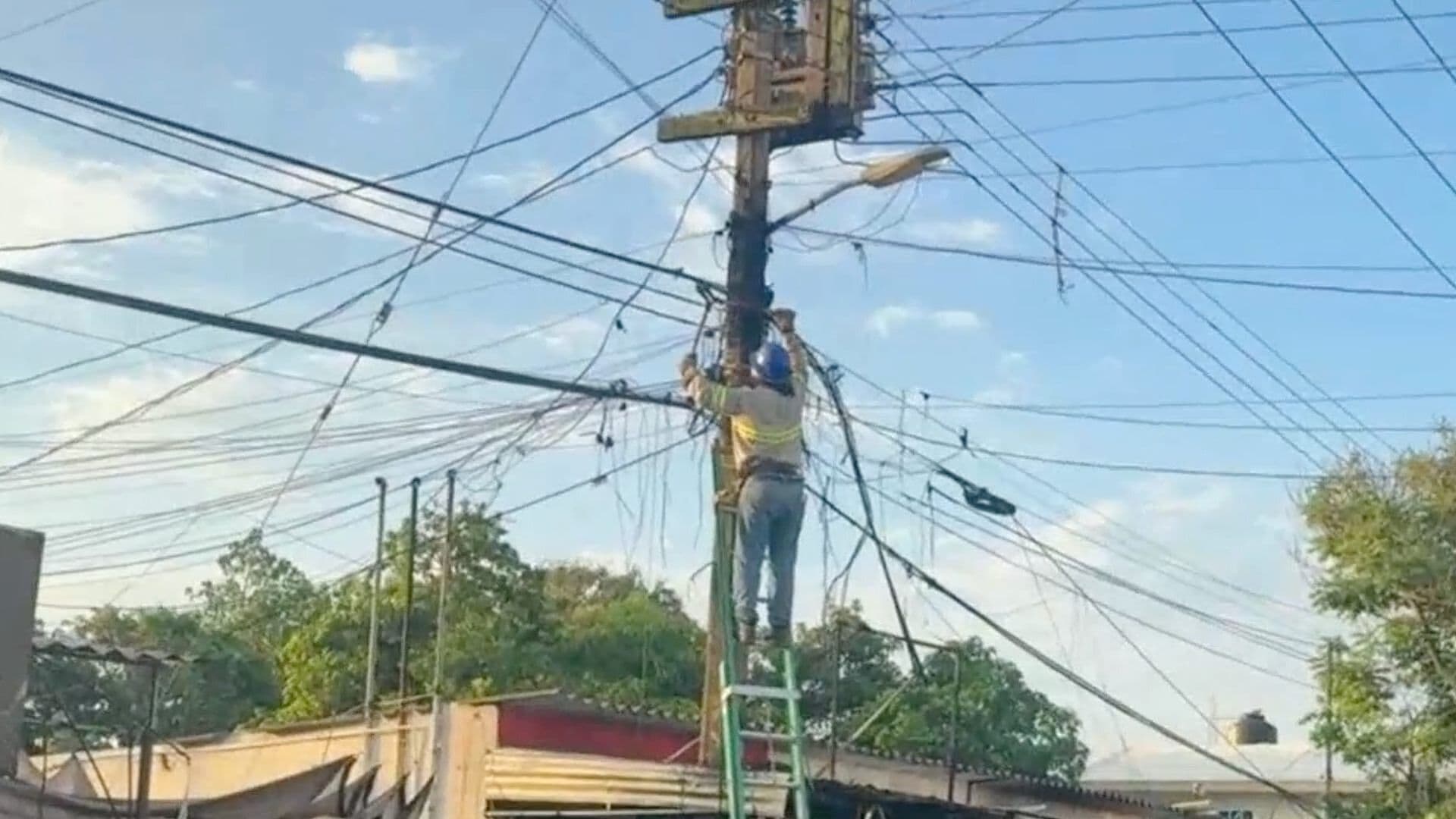 Cableado se Incendia y Genera Alarma en Habitantes de la Colonia Flores Magón en Boca del Río