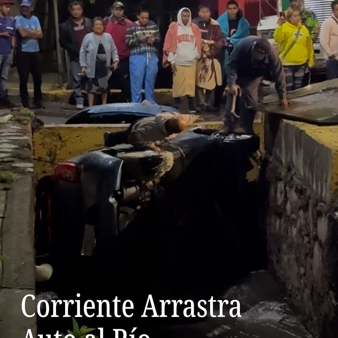 Corriente Arrastra Auto al Río