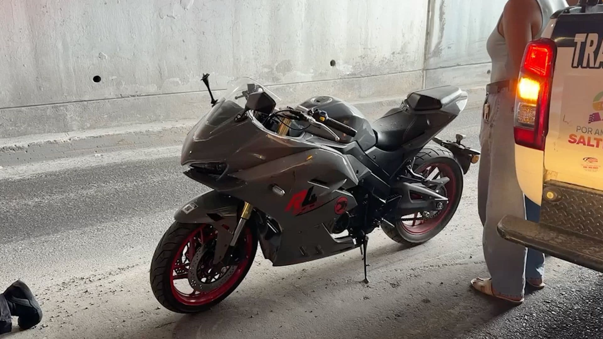 Pareja Derrapa en Motocicleta por Exceso de Velocidad en Periférico Luis Echeverría de Saltillo