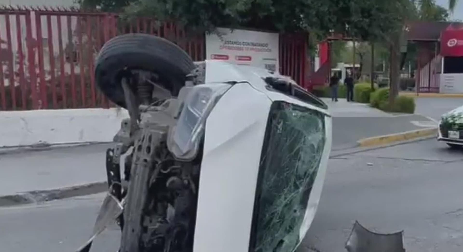 Deja Dos Lesionados Volcadura de Carro; Causa Cierre Vial en Av. Conductores en San Nicolás