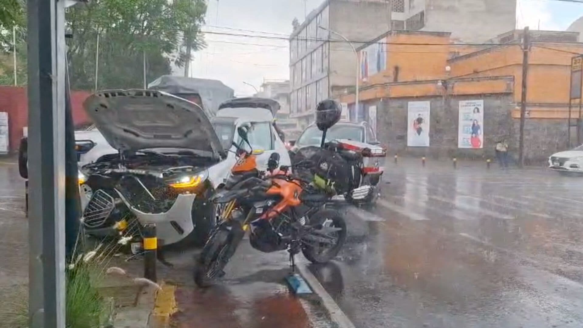 Accidente Dos Camionetas 23 Oriente 2 Sur Puebla Lluvia