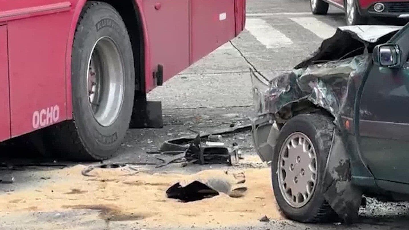 Auto que Habría Ignorado Semáforos en Rojo Choca contra Camión de la Ruta 622