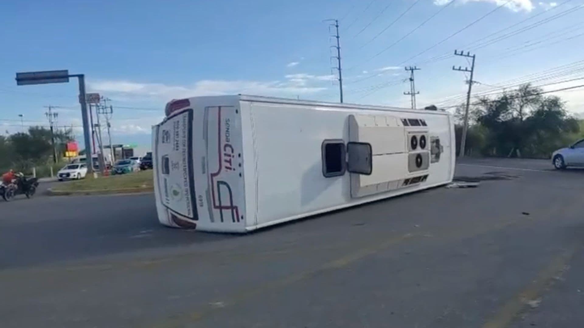 Choca y Vuelca Transporte Personal en Ciénega de Flores, Nuevo León