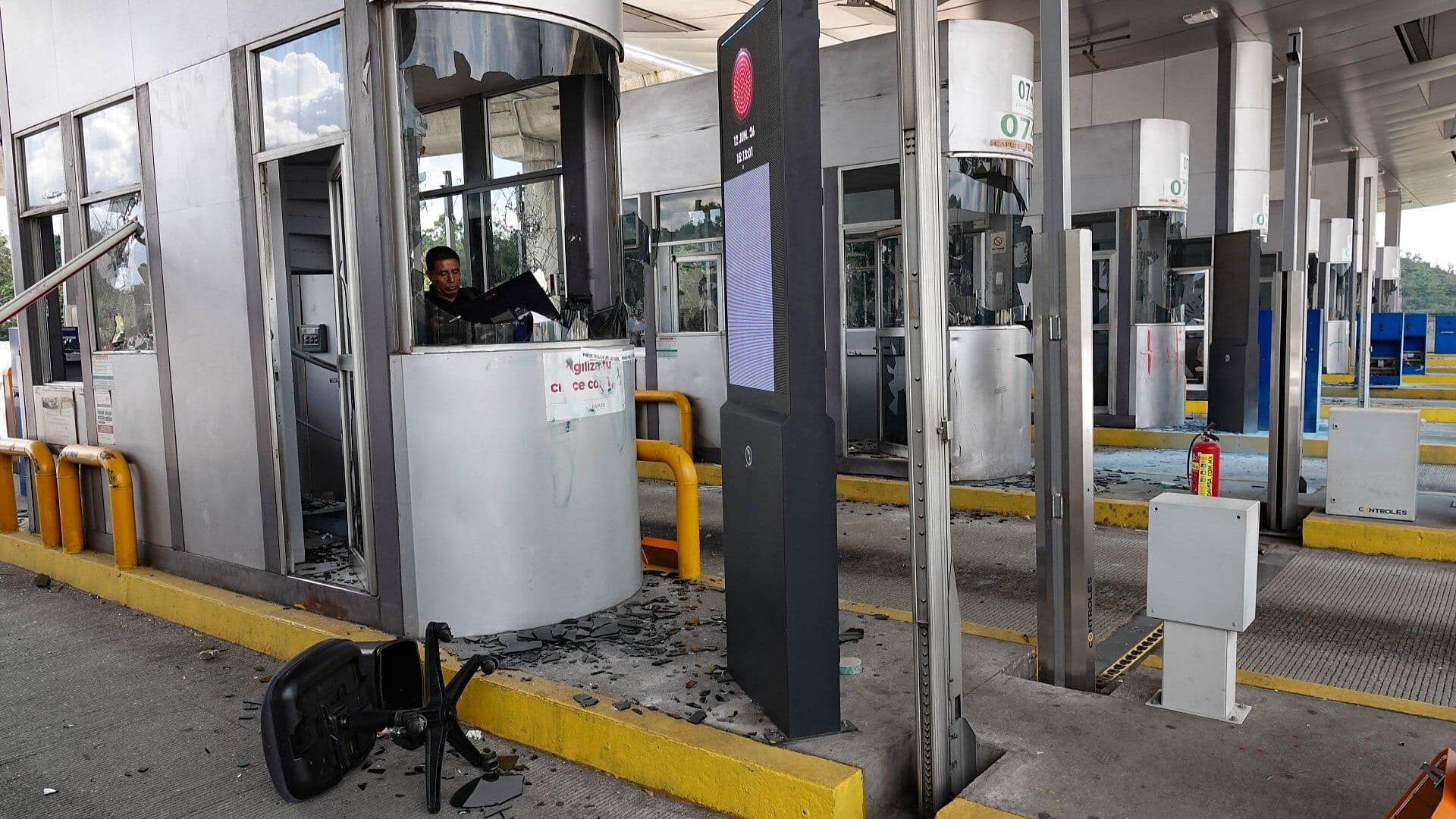 Normalistas Vandalizan Caseta de Tlalpan de la Autopista México-Cuernavaca; Así Quedaron