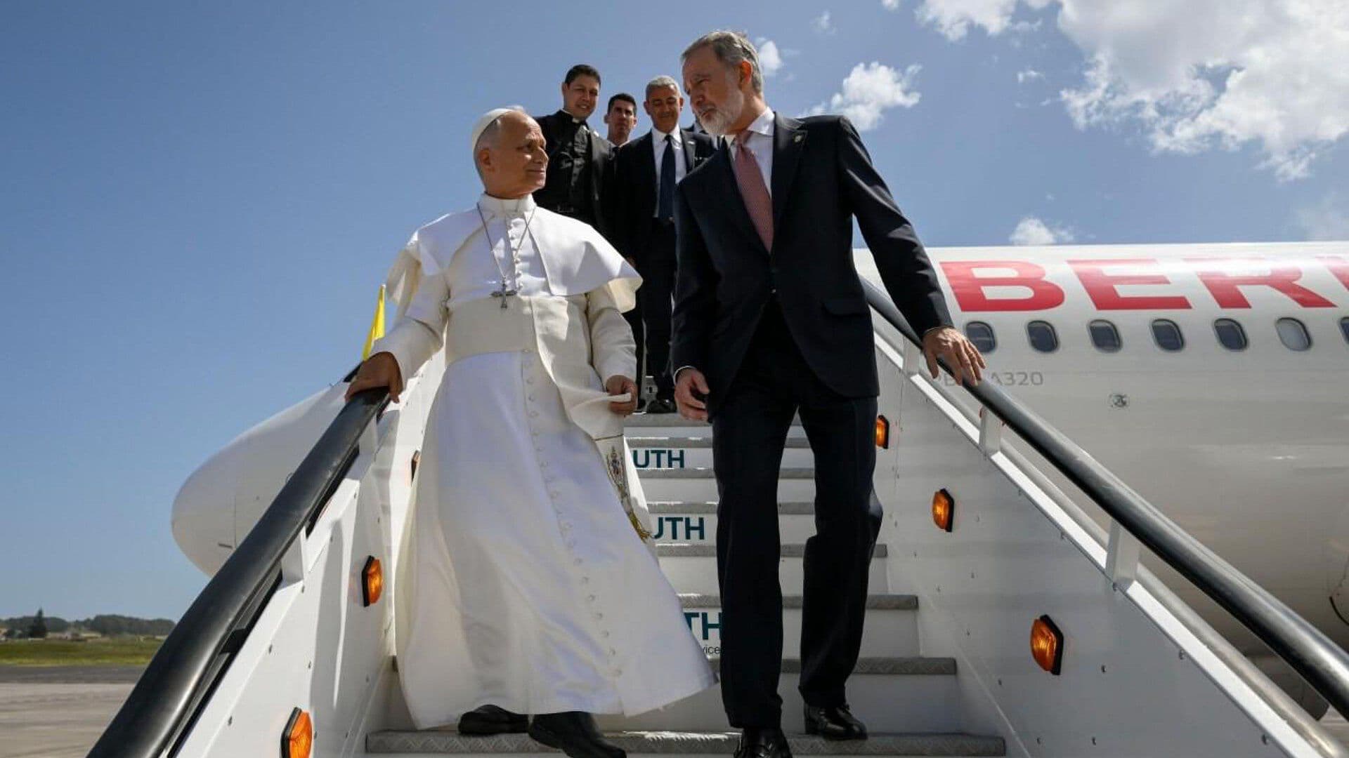 Avión Que Regresaría al Papa a Roma de España Sufre Falla y Rey Felipe Sale en Su Ayuda