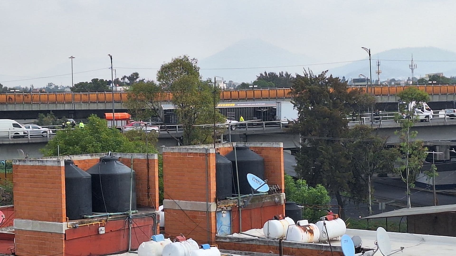 VIDEO: Tráiler Cargado con Naranjas Queda Colgando de Puente en CDMX