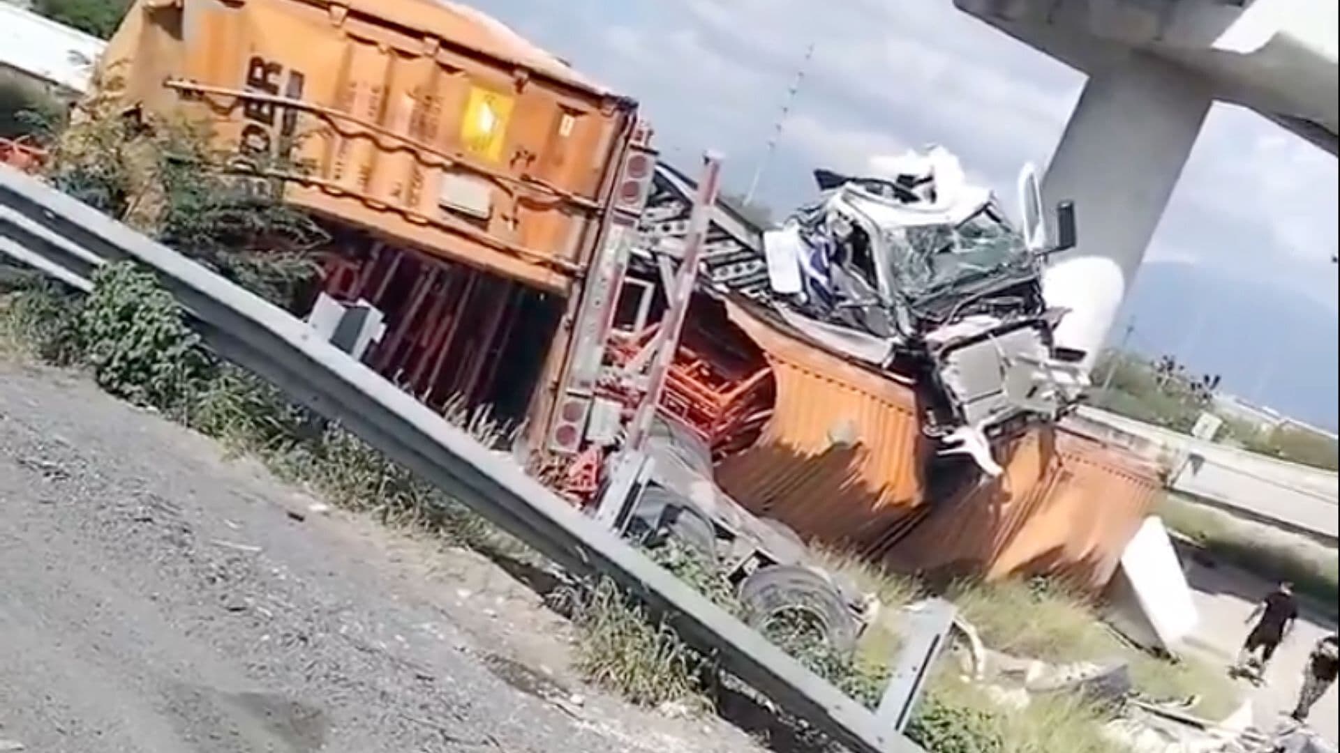 Tráiler con Estructuras Metálicas Cae de Puente en Salinas Victoria, Nuevo León