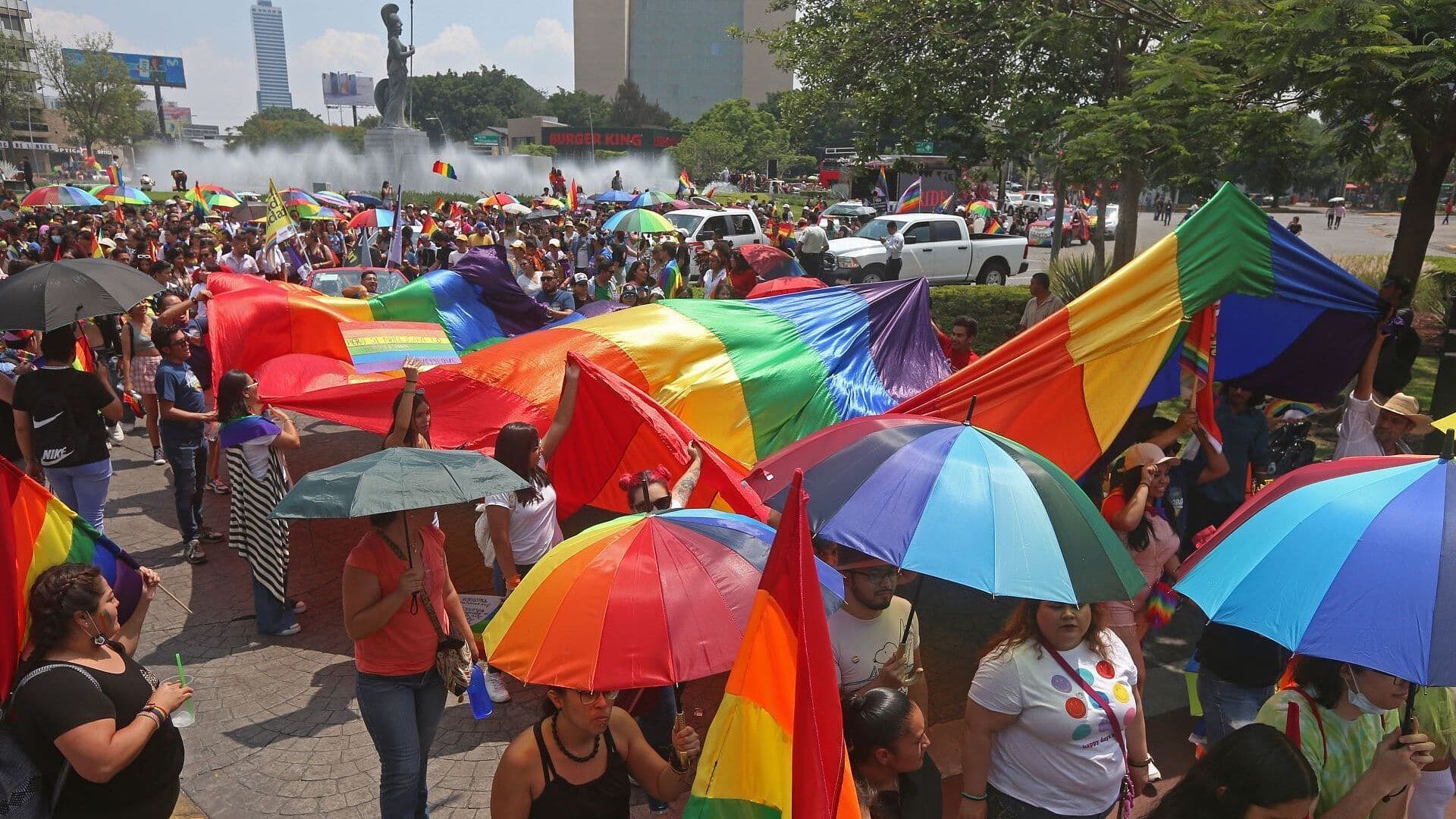 Arranca Marcha del Orgullo LGBTQ+ sobre Avenida Juárez en Guadalajara, Jalisco