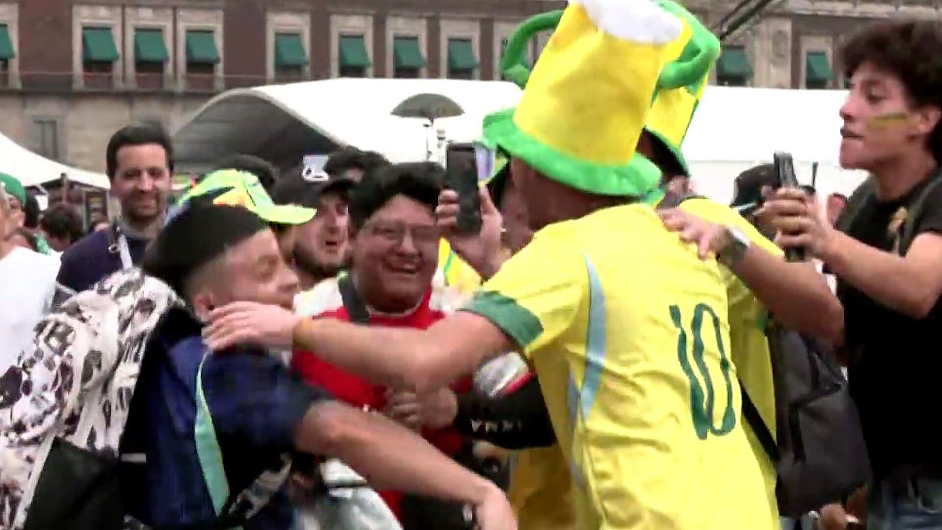 Aficionados Disfrutan Fiesta Futbolera en el Zócalo de la CDMX