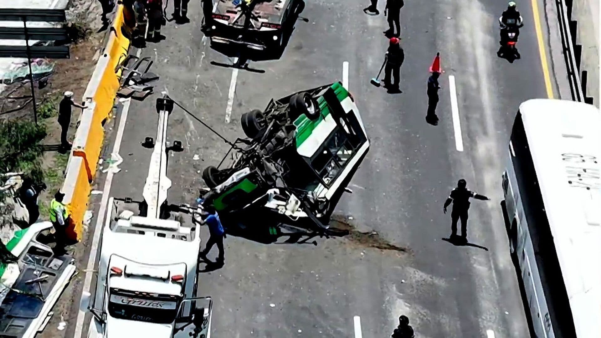 Así Se Ve Desde el Aire la Volcadura de un Microbús en la México-Pachuca