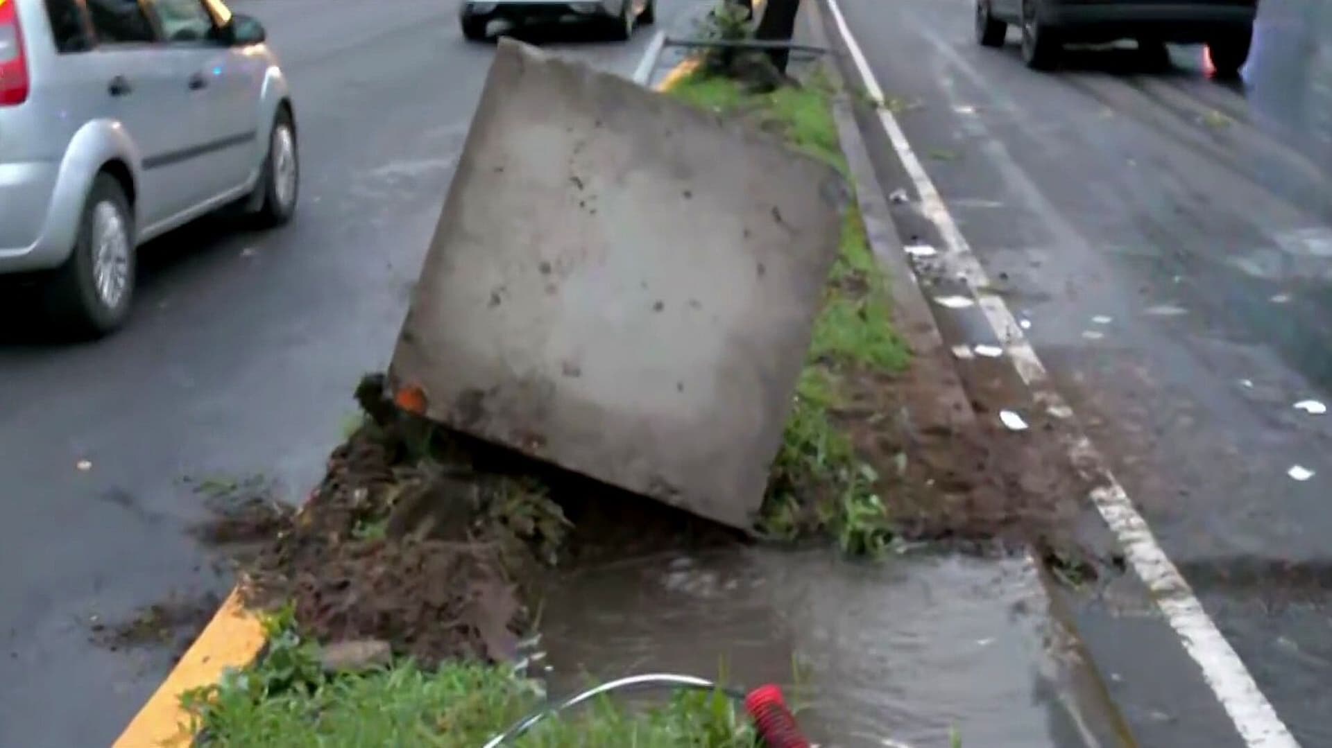 Volcadura Provocó Fuga de Agua en Río San Joaquín, CDMX