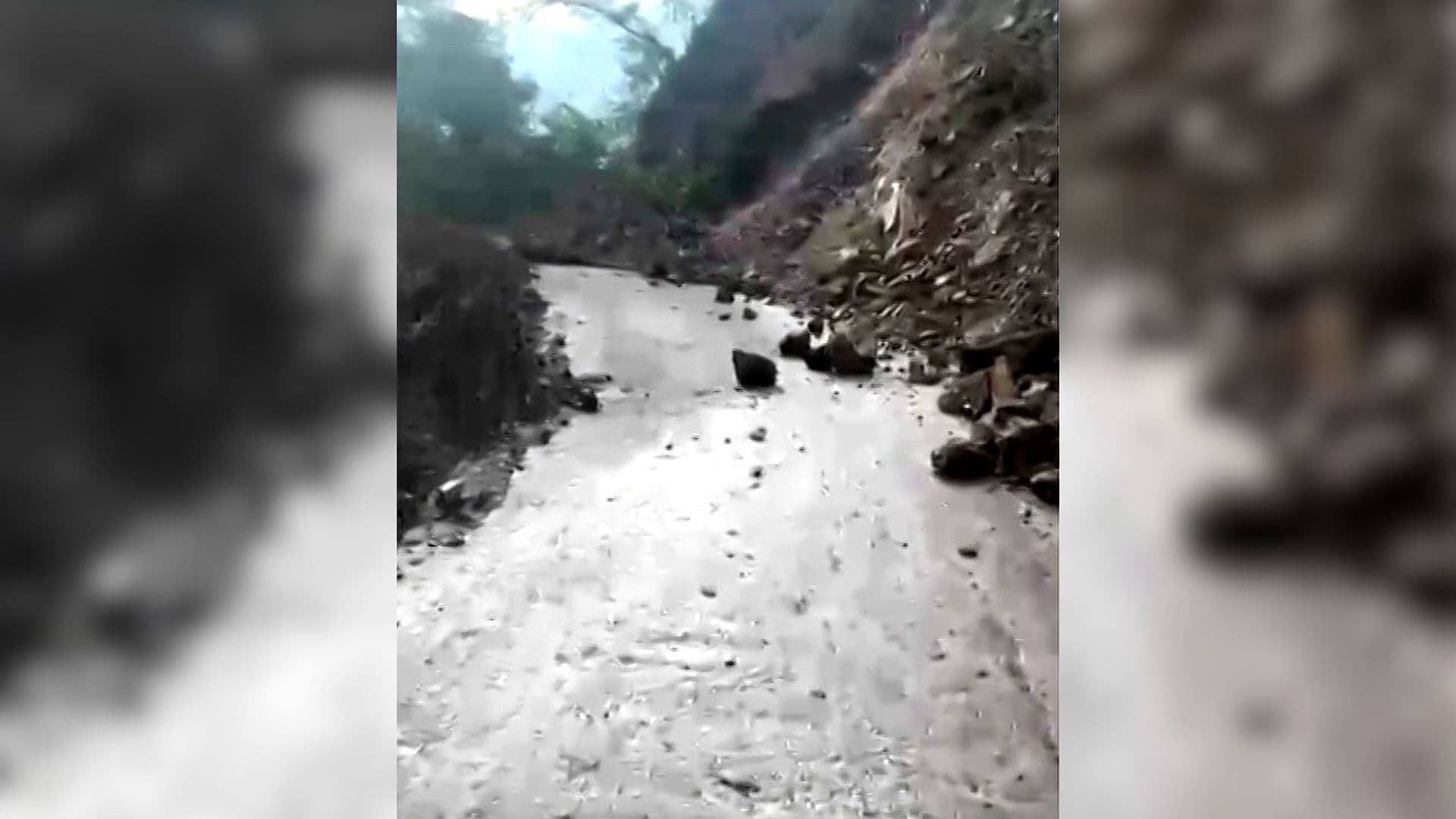 Derrumbe Bloqueó Camino Entre Peña Blanca y El Nanthe en Hidalgo