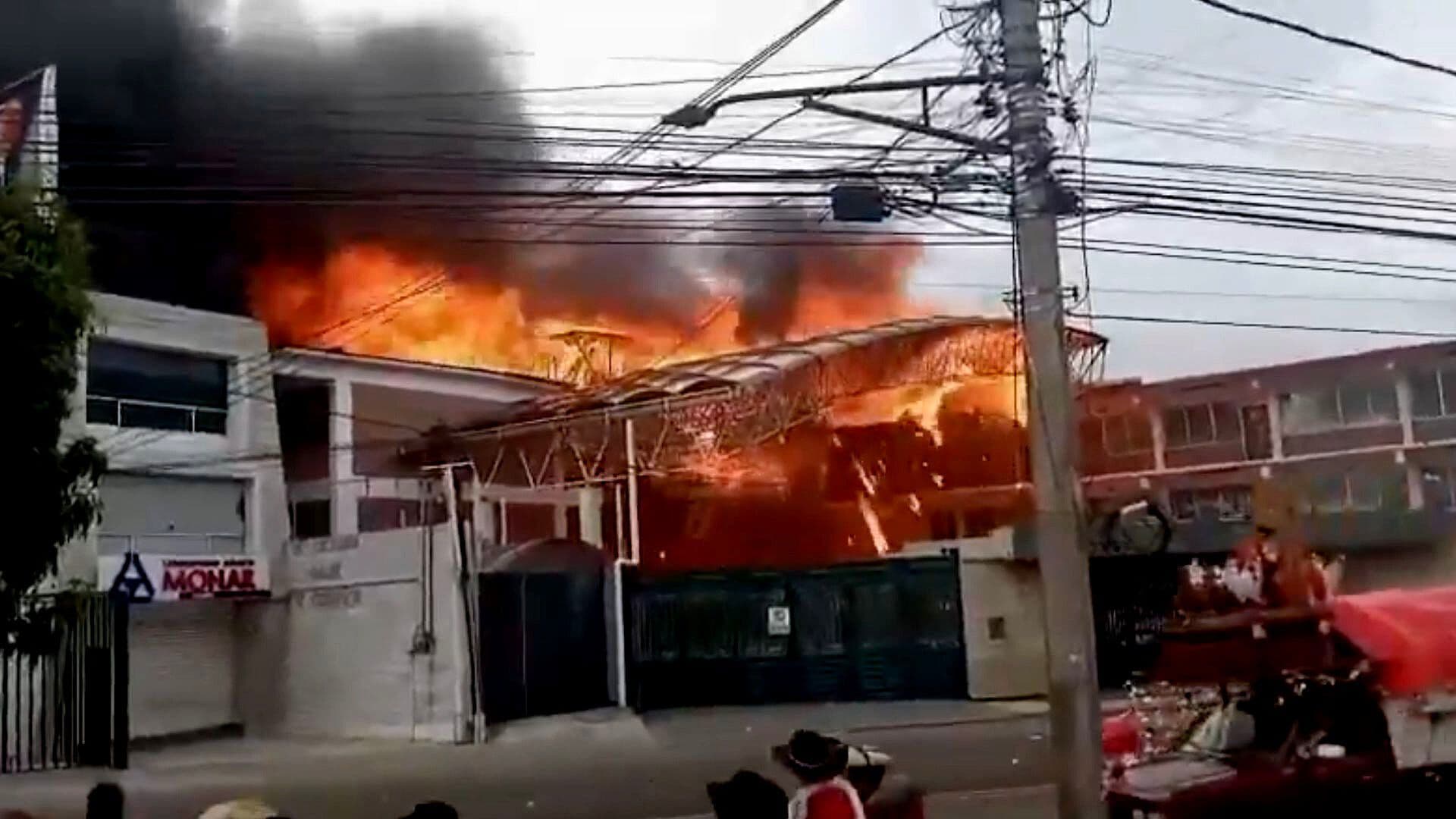 Incendio en Plantel Educativo de Metepec Movilizó a Bomberos en el Edomex