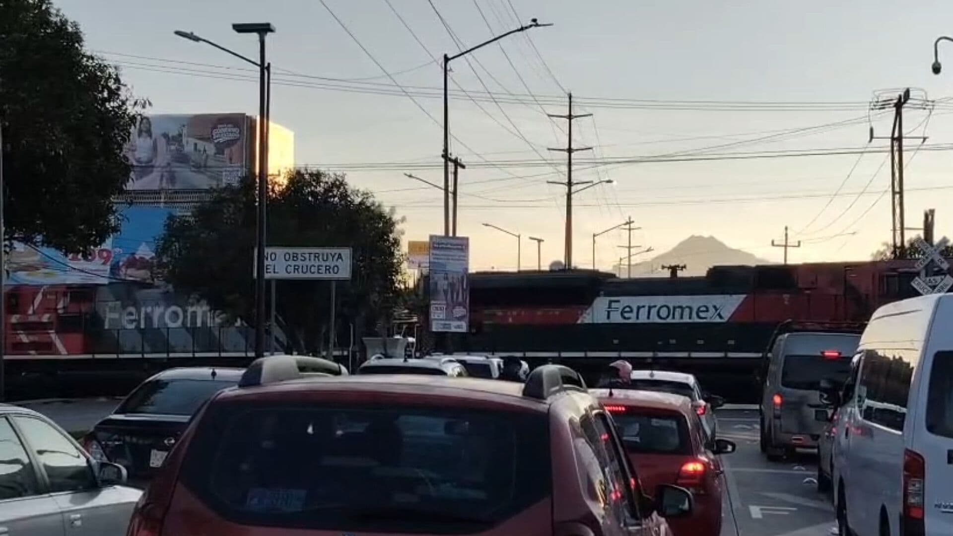 Tránsito Detenido en Calzada Zaragoza Mercado Maquinaria Locomotora Atravesado