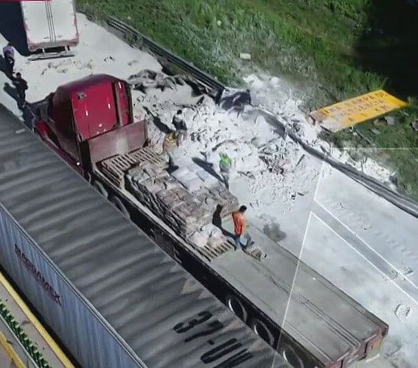VIDEO: Así se Ve Desde el Aire la Volcadura de Tráiler en la México-Puebla