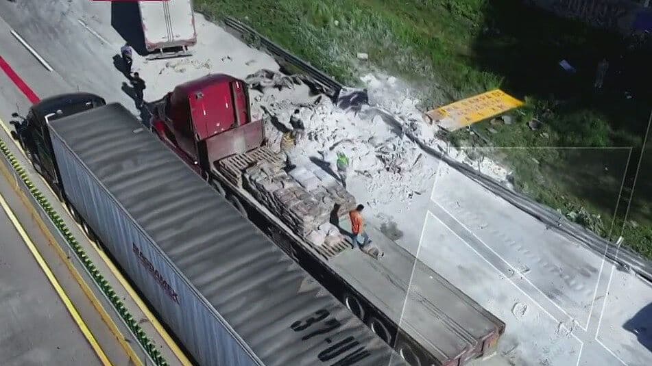 VIDEO: Así se Ve Desde el Aire la Volcadura de Tráiler en la México-Puebla