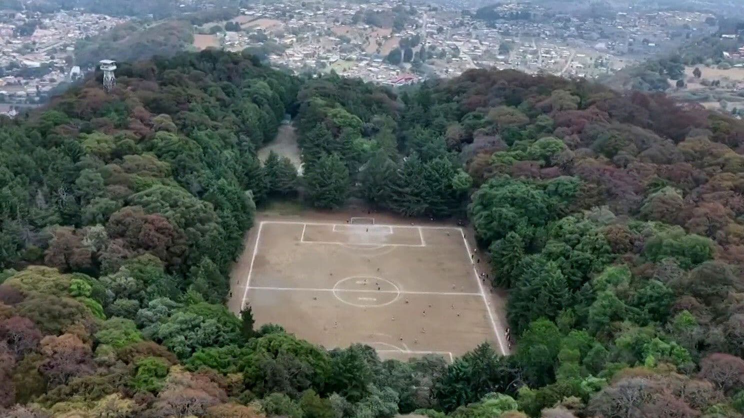 “La Cancha de los Dioses”: Así Es Jugar Futbol Sobre el Cráter del Volcán Teoca en CDMX